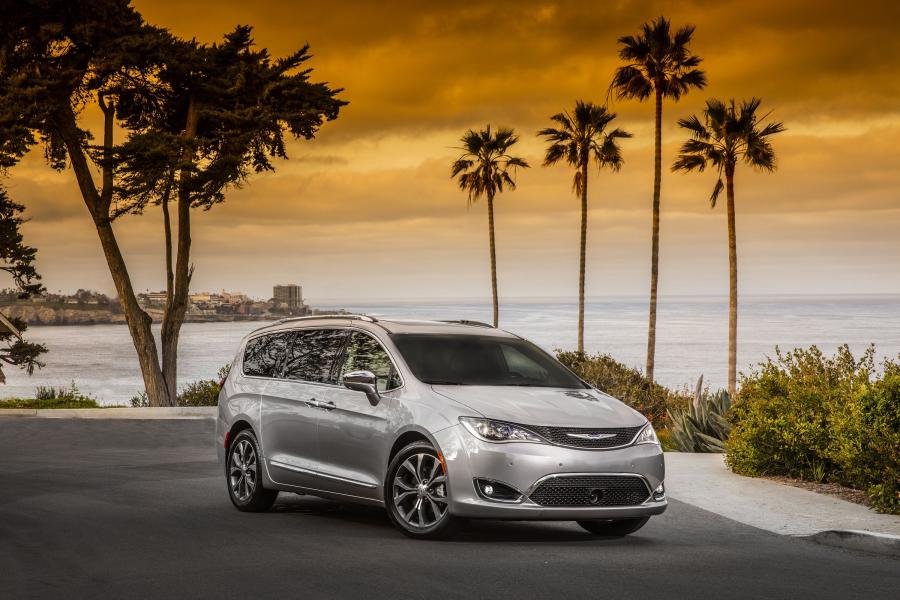  Chrysler Pacifica Limited (RU) 2016 года  (фото 19 из 40)